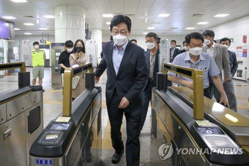 유승민, 김포 GTX-D 연장관련 현장 방문(서울=연합뉴스) 국민의힘 대권주자인 유승민 전 의원이 2일 김포 GTX-D 연장과 관련해 김포도시철도 고촌역을 방문하고 있다.   2021.9.2  [국회사진기자단] zjin@yna.co.kr