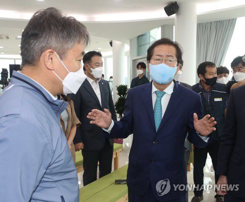 울산 신고리 5·6호기 현장 찾은 홍준표(울산=연합뉴스) 김용태 기자 = 국민의힘 대권 주자인 홍준표 의원이 2일 오전 울산시 울주군 서생면 새울원자력본부 신고리 5·6호기 건설 현장을 찾아 이상민 본부장과 이야기를 나누고 있다. 2021.9.2 yongtae@yna.co.kr