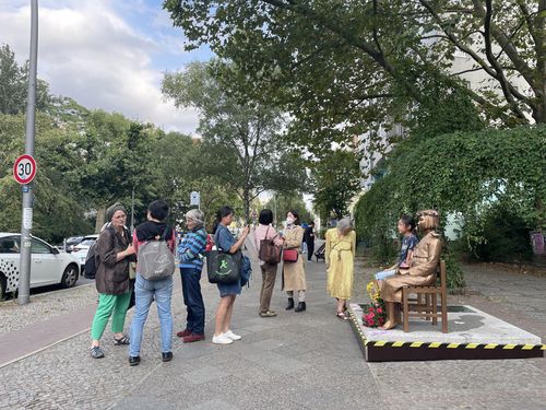 (베를린=연합뉴스) 이 율 특파원 = 베를린 평화의 소녀상 앞에서 대화를 나누고 있는 시민들.2021.08.22