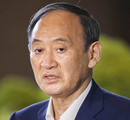 집권당 총재 선거 불출마 의사 표명한 스가(도쿄 교도=연합뉴스) 스가 요시히데(菅義偉) 일본 총리가 3일 오후 일본 총리관저에서 기자들의 취재에 응하고 있다. 스가는 가 집권 자민당 총재 선거에 출마하지 않겠다는 의사를 이날 표명했다. 2021.9.3