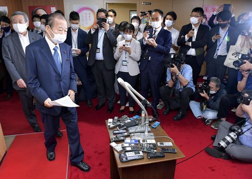 스가, 자민당 총재 불출마 선언…회견하는 니카이(도쿄 교도=연합뉴스) 니카이 도시히로(二階俊博) 일본 자민당 간사장이 3일 오후 자민당 본부에서 기자회견에 임하고 있다. 이날 스가 요시히데(菅義偉) 일본 총리가 자민당 총재 선거에 출마하지 않겠다는 의사를 표명하면서 차기 당권 경쟁 구도가 요동치는 상황이다. 2021.9.3