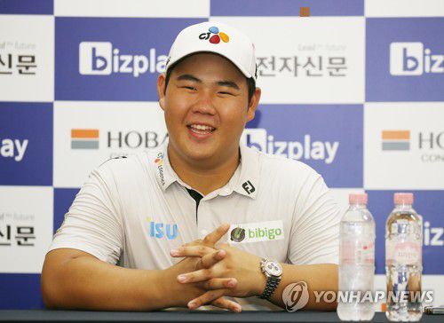 인터뷰하는 김주형(서울=연합뉴스) 김주형이 2일 전남 나주 해피니스CC에서 열린 비즈플레이 전자신문 오픈 1라운드 경기 시작에 앞서 인터뷰를 하고 있다. 2021.9.2      [KPGA 제공. 재판매 및 DB 금지] photo@yna.co.kr