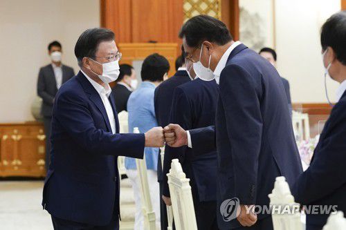 문 대통령, 정진석 국회부의장과 인사(서울=연합뉴스) 이진욱 기자 = 문재인 대통령이 3일 청와대에서 열린 국회의장단 및 상임위원장단 초청 오찬간담회에서 정진석 국회부의장과 인사하고 있다. 2021.9.3 cityboy@yna.co.kr