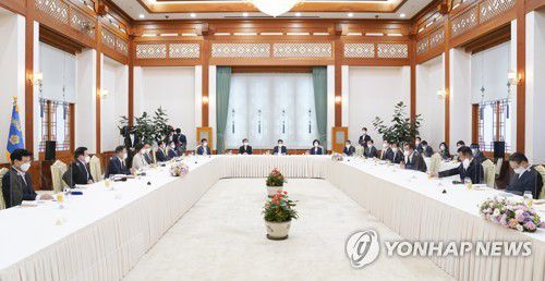 문 대통령, 국회의장단 및 상임위원장단 초청 간담회(서울=연합뉴스) 이진욱 기자 = 문재인 대통령이 3일 청와대에서 국회의장단 및 상임위원장단 초청 오찬간담회를 하고 있다. 2021.9.3 cityboy@yna.co.kr