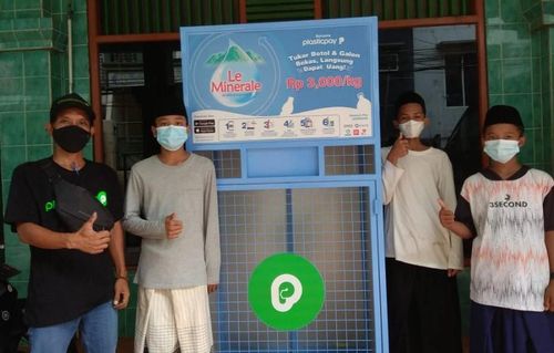 플라스틱 빈 물병 넣으면 1㎏당 3천 루피아 제공[플라스틱 페이 제공=연합뉴스]