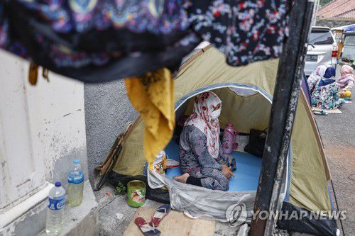 유엔난민기구 앞 아프가니스탄 난민들[EPA=연합뉴스]