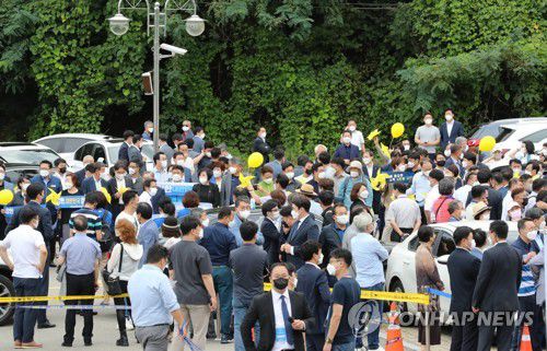 더불어민주당 대선 후보자 응원하는 지지자들(청주=연합뉴스) 천경환 기자 = 더불어민주당 대선 후보를 선출하는 '충북·세종 민주당 순회경선'이 진행된 5일 오후 충북 청주시 서원구 CJB컨벤션센터에 지지자들이 응원전을 펼치고 있다.  2021.9.5 kw@yna.co.kr