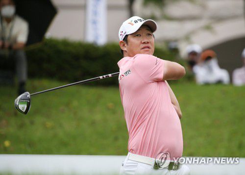 드라이버 티샷 하는 강경남(서울=연합뉴스) 5일 전남 나주 해피니스CC에서 열린 KPGA 코리안투어 비즈플레이 전자신문 오픈 마지막 라운드 1번홀에서 강경남이 드라이버 티샷을 하고 있다. 2021.9.5      [KPGA 제공. 재판매 및 DB 금지] photo@yna.co.kr