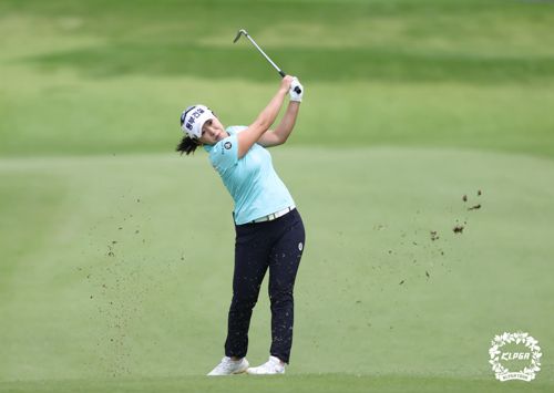 아이언샷 하는 김수지(서울=연합뉴스) 5일 경기도 용인시 써닝포인트CC에서 열린 '제10회 KG·이데일리 레이디스 오픈' 마지막 라운드 3번 홀에서 김수지가 아이언샷 하고 있다. 2021.9.5      [KLPGA 제공. 재판매 및 DB 금지] photo@yna.co.kr