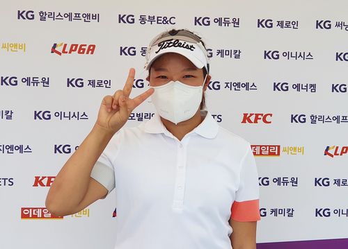 브이 포즈 취한 나은서(용인=연합뉴스) 최인영 기자 = 아마추어 골프 선수 나은서(16)가 5일 경기도 용인 써닝포인트 CC에서 열린 한국여자프로골프(KLPGA) 투어 KG 이데일리 레이디스 오픈 경기 후 인터뷰하고 있다. 2021.9.6 abbie@yna.co.kr (끝)