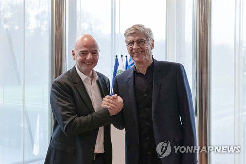 인판티노 회장(왼쪽)과 벵거 전 감독[EPA=연합뉴스]