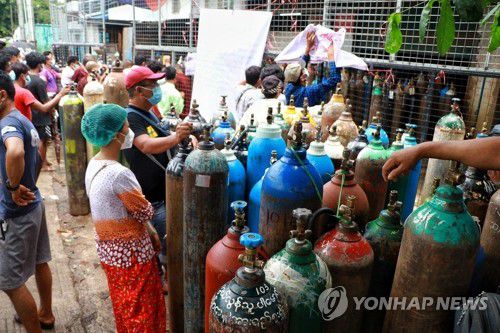 코로나19 산소 탱크 충전하는 미얀마인들2021년 7월 28일(현지시간) 미얀마 수도 양곤의 남다곤 산업공단에 있는 산소공장에 주민들이 찾아와 신종 코로나바이러스 감염증(코로나19) 환자를 위한 산소탱크 충전을 기다리고 있다. [AP=연합뉴스 자료사진]