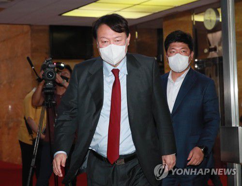 당 대표 면담 나선 국민의힘 윤석열 대선 경선 후보국민의힘 윤석열 대선 경선 후보가 지난 9월 6일 오전 서울 여의도 국회에서 이준석 국민의힘 대표와 면담을 위해 당 대표실로 향하고 있다. [연합뉴스 자료사진]
