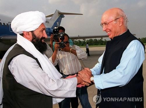 아프간 새 정부 수반 물라 모하마드 하산 아쿤드(왼쪽) 자료사진[AFP=연합뉴스] 사진은 1999년 하산이 외교장관 시절 파키스탄을 방문했을 때.