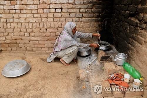 파키스탄의 난민 캠프에서 식사 준비하는 아프간인 [EPA=연합뉴스]