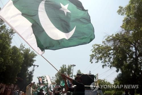 6일 파키스탄 국방의 날을 맞아 국기를 흔드는 시민. [EPA=연합뉴스]