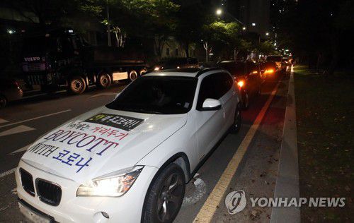 "거리두기 보이콧" 자영업자 차량시위(광주=연합뉴스) 천정인 기자 = 8일 오후 광주 서구 시청 인근 도로에서 광주 자영업 비상대책위원회 주관으로 자영업자들이 정부의 영업 제한에 반발하는 차량 시위를 위해 집결해있다. 2021.9.8 iny@yna.co.kr