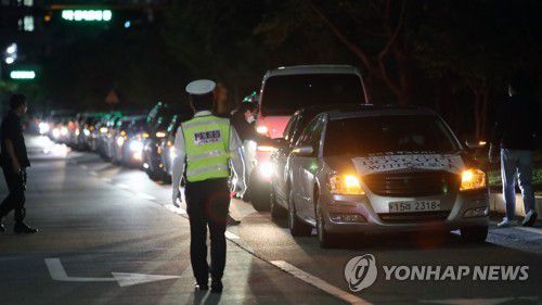 "영업제한 풀어달라" 자영업자 차량시위(광주=연합뉴스) 천정인 기자 = 8일 오후 광주 서구 시청 인근 도로에서 광주 자영업 비상대책위원회 주관으로 자영업자들이 정부의 영업 제한에 반발하는 차량 시위를 하고 있다. 2021.9.8 iny@yna.co.kr