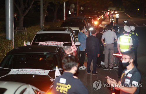 차량 시위 나선 자영업자(부산=연합뉴스) 손형주 기자 = 부산지역 자영업자들이 8일 저녁 부산진구 시민공원에서 차량 시위에 나서고 있다. 2021.9.8 handbrother@yna.co.kr