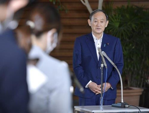 요코하마 시장 선거 관련 발언하는 스가(도쿄 교도=연합뉴스) 스가 요시히데 일본 총리가 23일 오전 일본 총리관저에서 전날 실시된 요코하마 시장 선거에 관해 발언하고 있다. 2021.8.23     photo@yna.co.kr