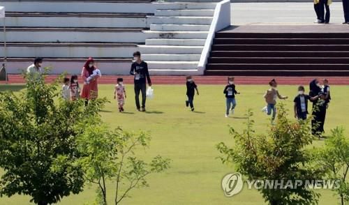 운동장 거니는 아프간 특별기여자들[촬영 천경환 기자]