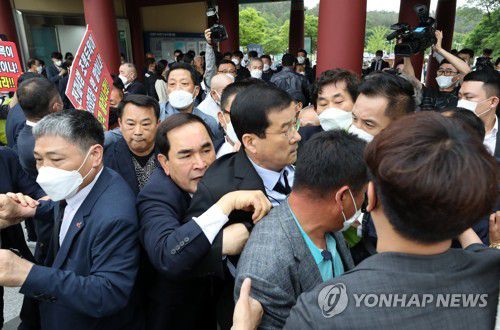 5·18 기념식장 출입 저지 당하는 문흥식제41주년 5·18민주화운동 기념식에서 반대파들에 의해 식장 입장을 저지된 5·18 구속부상자회 문흥식 전 회장의 모습. [연합뉴스 자료사진]