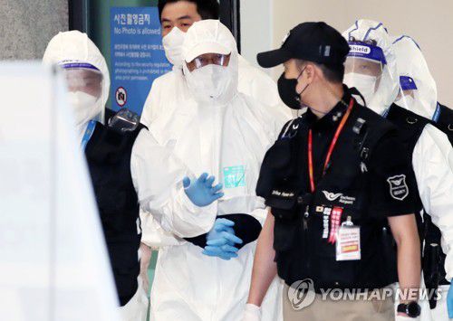 체포된 '해외도피' 문흥식 전 5·18 구속부상자회장(영종도=연합뉴스) 임헌정 기자 = 광주 철거건물 붕괴 참사 관련 업체선정 과정에 개입한 것으로 드러난 문흥식 전 5·18 구속부상자회장이 해외 도피 행각을 마치고 11일 오후 영종도 인천국제공항을 통해 자진귀국한 뒤 경찰에 체포돼 압송되고 있다.      문씨는 철거건물 붕괴 참사에 직접적인 책임이 있는 업체들로부터 공범과 함께 수억원의 금품을 받고 업체선정을 알선한 변호사법 위반 혐의 등으로 입건된 상태다. 그는 참사 발생 후 나흘 만에 입건되기 직전 미국으로 도피했다. 2021.9.11 kane@yna.co.kr