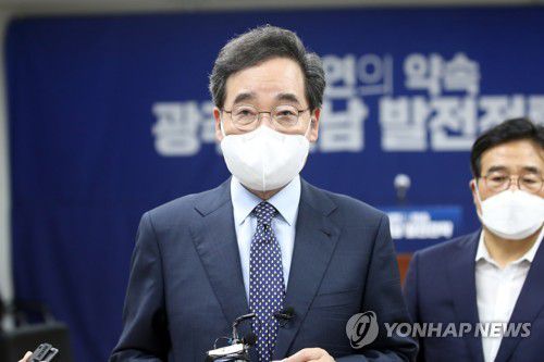 역전의 각오더불어민주당 대권주자인 이낙연 전 대표가 9월 8일 광주시의회 시민소통실에서 취재진의 질문에 답하고 있다. 이 전 대표는 이날 광주·전남 발전전략을 발표하는 자리에서 의원직 사퇴를 선언했다. [연합뉴스 자료사진]