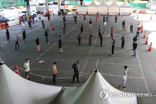 가락시장 선별검사(서울=연합뉴스) 서명곤 기자 = 12일 오전 서울 송파구 가락농수산물종합시장 내에 설치된 찾아가는 임시선별진료소에서 시장 종사자 및 방문자들이 선별검사를 받기 위해 줄을 서있다. 가락시장 관련 집단감염 규모는 누적 110명으로 불어났다.  2021.9.12 seephoto@yna.co.kr