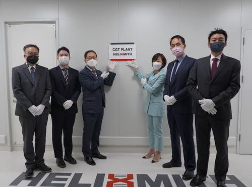 (서울=연합뉴스) 헬릭스미스가 13일 유전자·세포치료제 전문 공장 'CGT Plant'의 준공을 기념하여 현판식을 개최했다. 박원호 사장(왼쪽에서 세 번째)과 유승신 대표이사(왼쪽에서 네 번째), 배경동 생산본부장(왼쪽에서 다섯 번째)이 기념사진을 촬영하고 있다. 2021.09.13. [헬릭스미스 제공. 재판매 및 DB 금지]