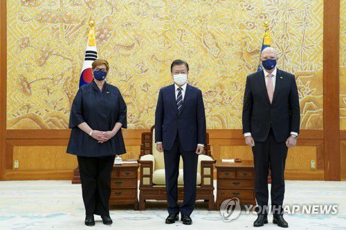 호주 외교·국방장관과 기념사진 촬영하는 문 대통령(서울=연합뉴스) 최재구 기자 = 문재인 대통령(가운데)이 13일 오전 청와대 본관 접견실에서 한국과 호주 외교·국방(2+2) 장관회의 참석차 방한한 호주의 마리스 페인 외교장관(왼쪽)과 피터 더튼 국방장관(오른쪽)을 접견하며 기념사진을 촬영하고 있다. 2021.9.13 jjaeck9@yna.co.kr