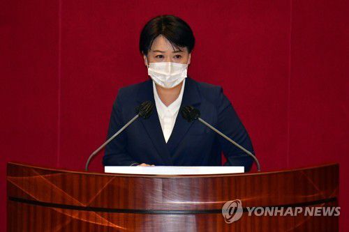 사직안 표결에 앞서 신상 발언하는 국민의힘 윤희숙 의원(서울=연합뉴스) 안정원 기자 = 국민의힘 윤희숙 의원이 13일 국회 본회의에서 열린 본인의 사직안 표결에 앞서 신상 발언을 하고 있다. 2021.9.13 [국회사진기자단] jeong@yna.co.kr