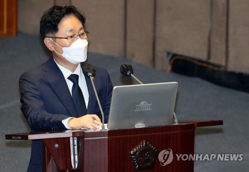 답변하는 박범계 법무부 장관(서울=연합뉴스) 안정원 기자 = 박범계 법무부 장관이 13일 오후 국회 본회의에서 열린 정치 분야 대정부 질문에서 더불어민주당 백혜련 의원 질의에 답변하고 있다. 2021.9.13 [국회사진기자단] jeong@yna.co.kr