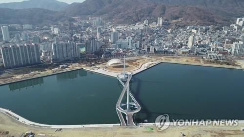 서항지구 친수공간과 보도교로 연결된 마산해양신도시[연합뉴스 자료사진]