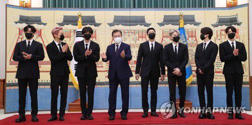 BTS와 기념사진 촬영하는 문 대통령(서울=연합뉴스) 최재구 기자 = 문재인 대통령이 14일 청와대에서 열린 미래세대와 문화를 위한 대통령 특별사절 임명장 수여식에서 그룹 BTS에게 임명장을 수여하고 기념사진을 촬영하고 있다. 왼쪽부터 뷔, 제이홉, 진, 문 대통령, RM, 슈가, 지민, 정국. 2021.9.14 jjaeck9@yna.co.kr