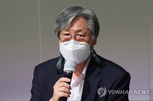 국립국악원 미공개 소장품전 기자간담회(서울=연합뉴스) 강민지 기자 = 14일 오후 서울 서초구 국립국악박물관에서 열린 '국립국악원 미공개 소장품전'기자간담회에서 김영운 국립국악원장이 인사말을 하고 있다. 2021.9.14 mjkang@yna.co.kr