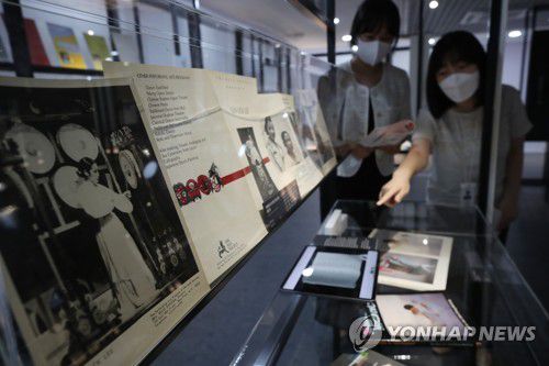 근현대 국악사 조망 '국립국악원 미공개 소장품전'(서울=연합뉴스) 강민지 기자 = 14일 오후 서울 서초구 국립국악박물관에서 '국립국악원 미공개 소장품전' 기자간담회 참석자들이 전시를 둘러보고 있다. 2021.9.14 mjkang@yna.co.kr