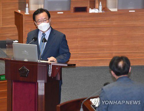 대정부 질문 출석한 김부겸 국무총리(서울=연합뉴스) 안정원 기자 = 김부겸 국무총리가 14일 국회 본회의에서 열린 외교ㆍ통일ㆍ안보 관련 대정부 질문에 출석, 국민의힘 김석기 의원의 질문에 답하고 있다. 2021.9.14 [국회사진기자단] jeong@yna.co.kr