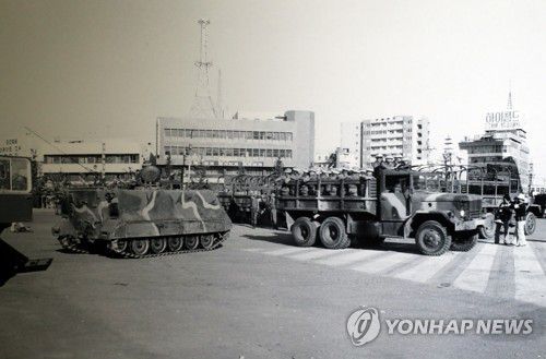 1980년 5월 27일 광주도심에 배치된 무한궤도형 장갑차    [문화체육관광부 옛전남도청복원추진단 제공. 재판매 및 DB 금지]