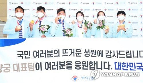 [올림픽] 양궁 대표팀 '금의환향'(영종도=연합뉴스) 임헌정 기자 = 2020 도쿄올림픽 양궁 대표팀 오진혁(왼쪽부터), 김우진, 김제덕, 강채영, 장민희, 안산이 1일 오후 영종도 인천국제공항을 통해 귀국한 뒤 기념촬영을 하고 있다. 2021.8.1 kane@yna.co.kr
