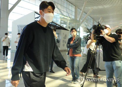국가대표 소집 마친 손흥민(영종도=연합뉴스) 한상균 기자 = 손흥민이 8일 소속팀으로 돌아가기 위해 인천공항을 통해 출국하고 있다. 손흥민은 카타르 월드컵 아시아지역 최종예선을 위해 입국했다. 2021.9.8 xyz@yna.co.kr