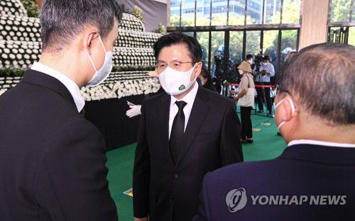 고 조용기 목사 조문하는 황교안(서울=연합뉴스) 국민의힘 대권주자인 황교안 전 총리가 15일 서울 여의도순복음교회에 마련된 고 조용기 목사 빈소를 찾아 조문하고 있다. 2021.9.15  [국회사진기자단] zjin@yna.co.kr