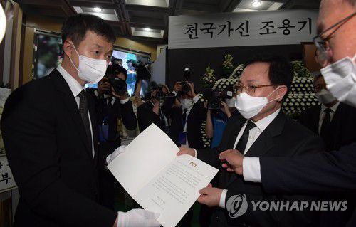 문 대통령 조전 전달하는 유영민 비서실장(서울=연합뉴스) 유영민 대통령 비서실장이 15일 서울 여의도순복음교회에 마련된 고 조용기 목사의 빈소를 찾아 조민제 국민일보 회장에게 문재인 대통령의 조전을 전달하고 있다. [국민일보 제공. 재판매 및 DB 금지] zjin@yna.co.kr