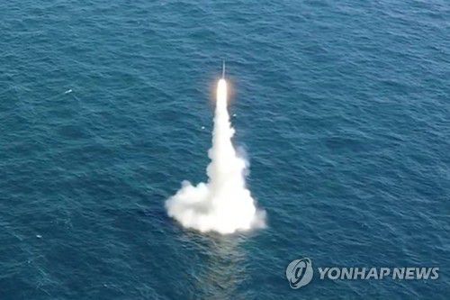 SLBM 잠수함 발사시험 세계 7번째 성공(서울=연합뉴스) 우리나라가 독자 개발한 잠수함발사탄도미사일(SLBM)이 15일 도산안창호함(3천t급)에 탑재돼 수중에서 발사되고 있다.     이날 발사시험은 국방과학연구소(ADD) 종합시험장에서 문재인 대통령을 비롯해 정부와 군의 주요 인사들이 참석한 가운데 이뤄졌다.      SLBM은 잠수함에서 은밀하게 운용할 수 있으므로 전략적 가치가 높은 전력으로 평가된다. 현재 미국, 러시아, 중국, 영국, 프랑스, 인도 등 6개국만 운용하고 있는 무기체계로, 한국이 세계 7번째 SLBM 운용국이 됐다. 2021.9.15 [국방부 제공. 재판매 및 DB 금지] photo@yna.co.kr