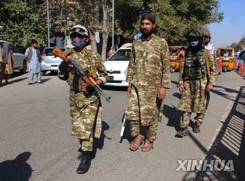 15일 쿤두즈 시내 순찰 도는 탈레반 병사들[신화통신=연합뉴스]