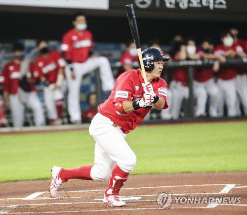 적시타 날리는 SSG 최주환 [연합뉴스 자료사진]