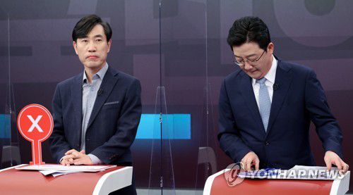 방송토론 준비하는 유승민 하태경(서울=연합뉴스) 국민의힘 대권주자인 유승민 전 의원(오른쪽), 하태경 의원이 16일 서울 중구 TV조선 스튜디오에서 열린 제20대 대통령선거 경선후보자 1차 방송토론회에서 토론을 준비하고 있다.   2021.9.16  [국회사진기자단] zjin@yna.co.kr