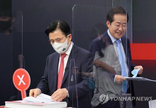 방송토론 준비하는 홍준표 황교안(서울=연합뉴스) 국민의힘 대권주자인 홍준표 의원(오른쪽)과 황교안 전 국무총리가 16일 서울 중구 TV조선 스튜디오에서 열린 제20대 대통령선거 경선후보자 1차 방송토론회에서 토론을 준비하고 있다.   2021.9.16  [국회사진기자단] zjin@yna.co.kr