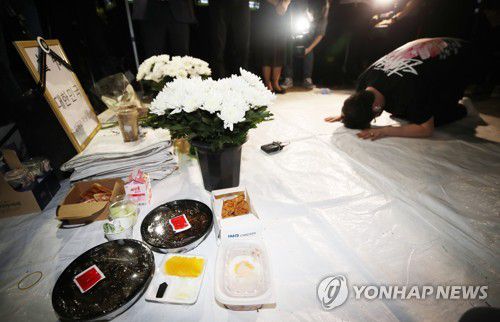 추모하는 자영업자들(서울=연합뉴스) 박동주 기자 = 전국자영업비상대책위원회 소속회원들이 16일 오후 여의도 국회의사당역 3번 출구 앞에 최근 생활고에 시달리다 세상을 떠난 자영업자들을 추모하고 정부에 영업제한조치 철폐를 촉구하는 분향소를 설치한 뒤 예를 갖추고 있다. 분향소에는 국화와 음식 등이 놓여 있다. 2021.9.16 pdj6635@yna.co.kr