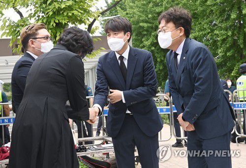 자영업자 합동분향소 찾은 이준석(서울=연합뉴스) 진성철 기자 = 국민의힘 이준석 대표가 17일 서울 여의도 국회의사당역 앞에 마련된 자영업자 합동분향소를 찾아 관계자들을 위로하고 있다.  2021.9.17  [국회사진기자단] zjin@yna.co.kr